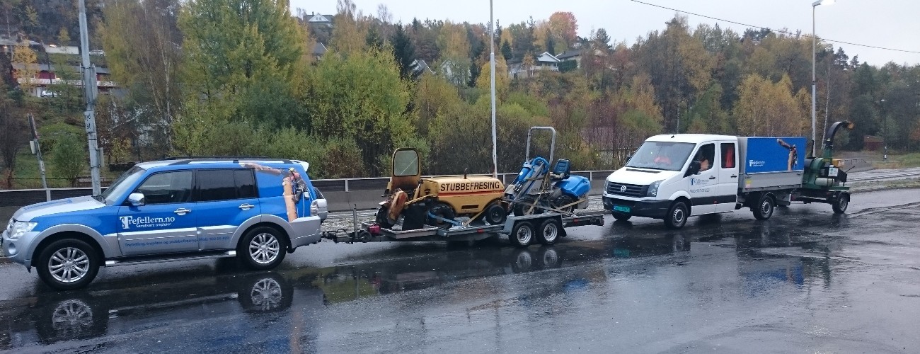 Pajero som drar tilhenger med en rayco rg50 stubbefreser og en minilaster. En Crafter med tipp som drar en flishugger. Utstyr som en arborist bruker til trefelling